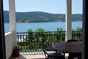 A balcony with a view of a lake and hills. - Spacious Seaside Retreat in Poljica (Marina)