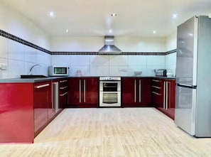 Micro-ondes, four, plaque de cuisson, lave-vaisselle