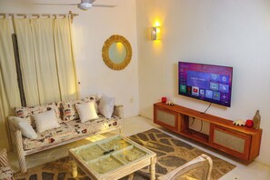 Una Smart TV, una chimenea, videojuegos