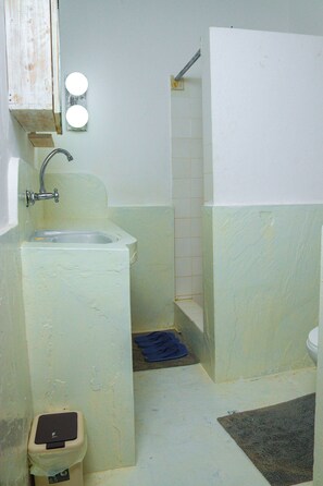 Ducha, artículos de higiene personal ecológicos y secador de pelo