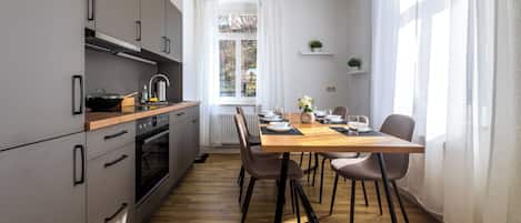 Cafetera i tetera, frigorífic, forn i placa de cuina