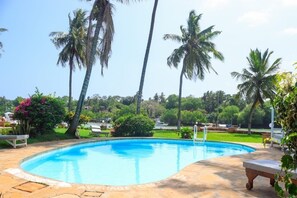 Outdoor pool - Charming villa with 1 bedroom and WiFi, AC in peaceful Mtwapa (Mtwapa)