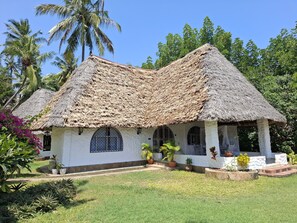Exterior - Charming villa with 1 bedroom and WiFi, AC in peaceful Mtwapa (Mtwapa)