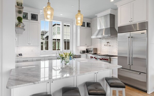 冷蔵庫、電子レンジ、オーブン、コンロ