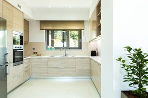 冰箱、微波炉、烤箱、炉灶