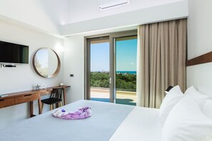 Een bureau, een strijkplank/strijkijzer, gratis wifi, beddengoed