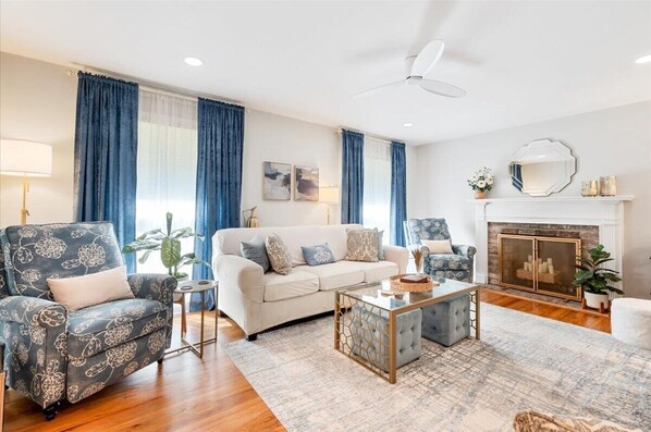 Téléviseur connecté, livres, bureau