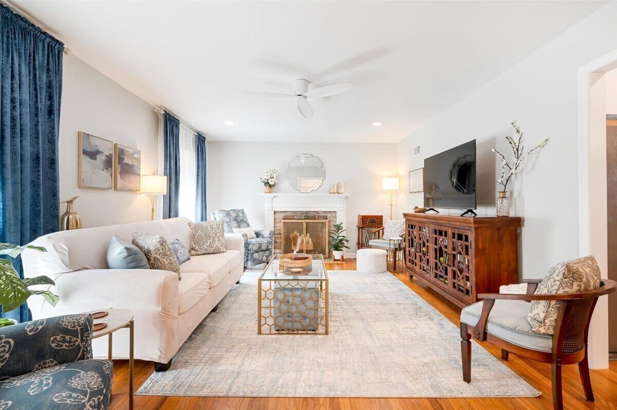 Smart TV, libros y oficina 