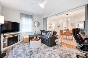 Téléviseur connecté, livres, bureau