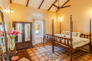 4 bedrooms - 3bhk Portuguese-style Villa w Pool Casa Aloma (Assagao)
