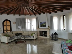 Televisio, takka, pöytätennispöytä