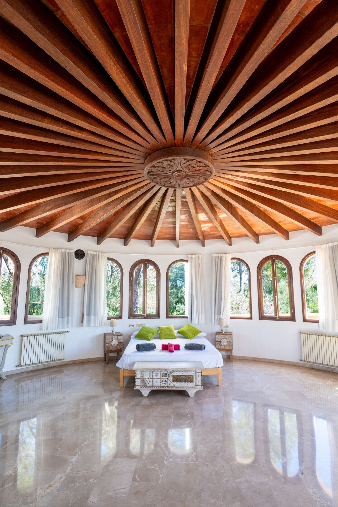 Desk, iron/ironing board, travel cot, WiFi