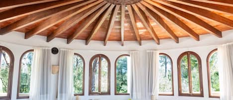 Desk, iron/ironing board, travel cot, WiFi