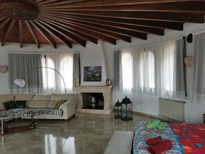 Työpöytä, silitysrauta/-lauta, vauvan matkasänky, Wi-Fi