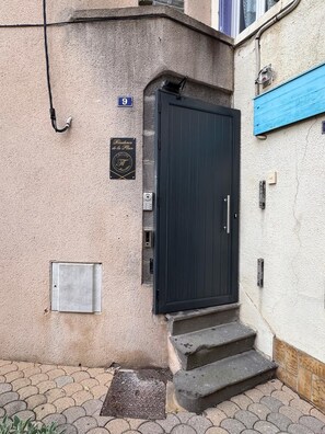 Front of property - Résidence de la Place (Pont-du-Château)