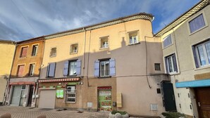 Front of property - Résidence de la Place (Pont-du-Château)