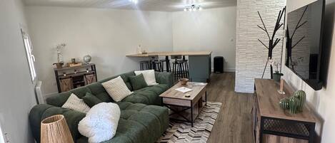 Apartamento superior | Zona de estar | Una televisión de pantalla plana, una consola de videojuegos