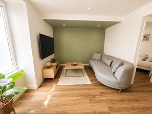 Appartement Deluxe | Aire de séjour | Téléviseur à écran plat, console de jeux vidéo