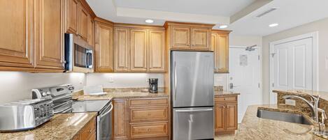 Refrigerador, microondas, horno, placa de cocina