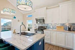 House, 3 Bedrooms | Private kitchen | Fridge, coffee/tea maker, toaster