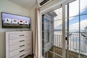 Interior - Ducks, Docks, and Flip Flops by Seaside Vacations & Sales (Chincoteague Island)