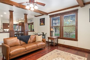 Smart TV, caminetto, libri