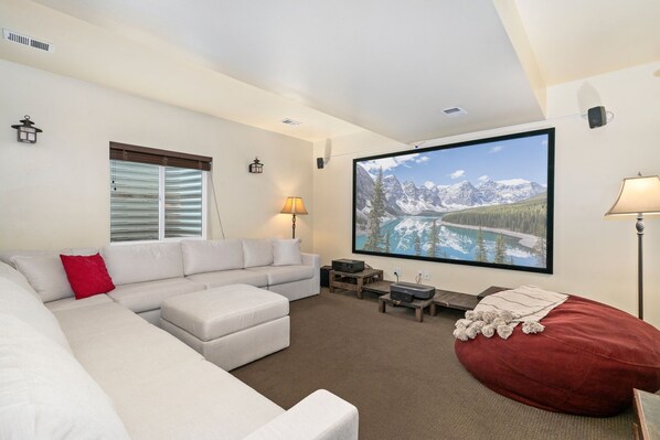 Smart TV, caminetto, libri