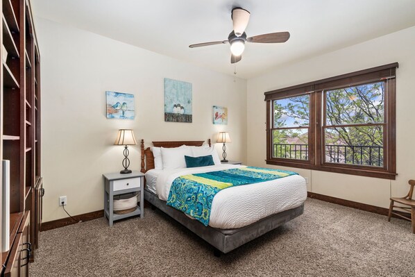 6 bedrooms, desk, iron/ironing board, travel cot