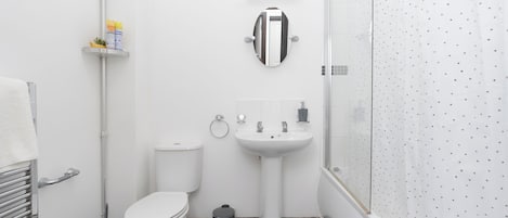 Apartment | Bathroom | Combined shower/bathtub, deep-soaking bathtub, hair dryer, towels