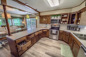 House, 4 Bedrooms | Private kitchen