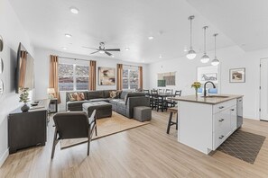 House, 4 Bedrooms | Living area | Smart TV - Starlight Crossing 4 Bedroom Condo (Hurricane)