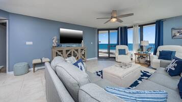 Condo, 3 Bedrooms | Living area