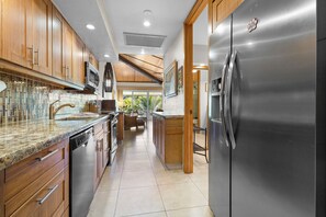 Refrigerador, microondas, cafetera y tetera y tostadora 
