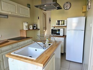 Kjøleskap, mikrobølgeovn, ovn og kokeplater