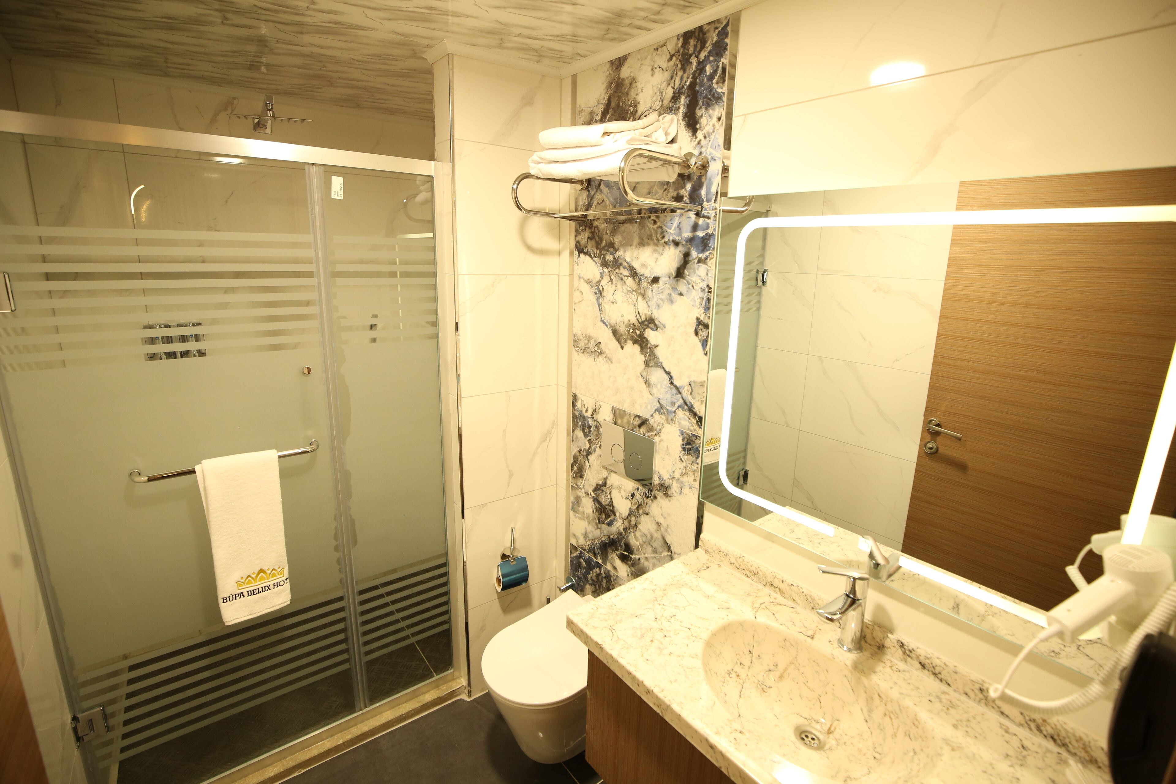 Chambre avec lits jumeaux | Salle de bain | Baignoire et douche séparées, baignoire à jets, sèche-cheveux, chaussons