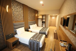 Twin kamer | Een bureau, een laptopwerkplek