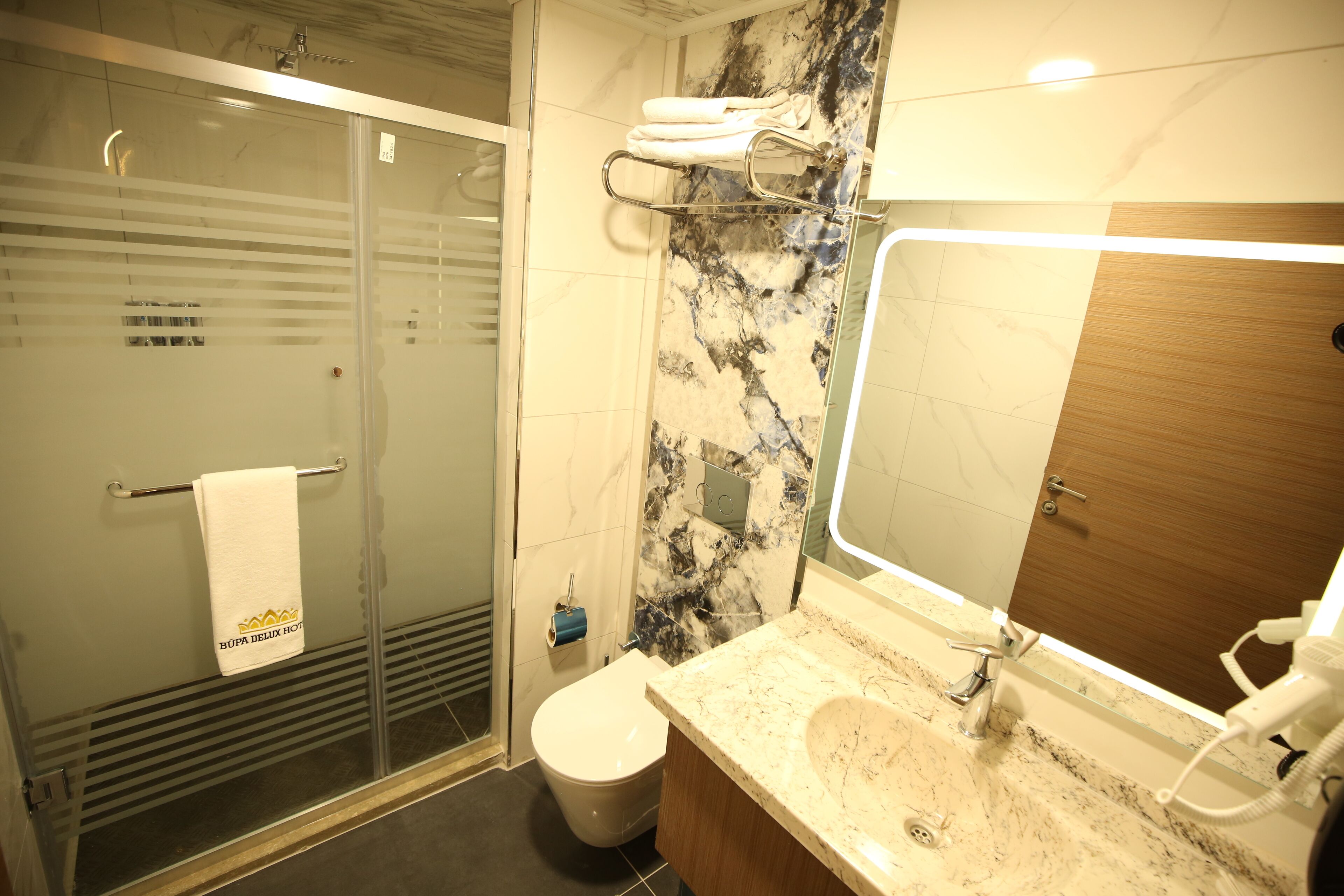Separate bathtub and shower, jetted bath, hair dryer, slippers