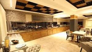 A modern hotel lobby with a marble floor, a central bar area, and seating arrangements. - Büpa delüxe hotel (Kayseri)