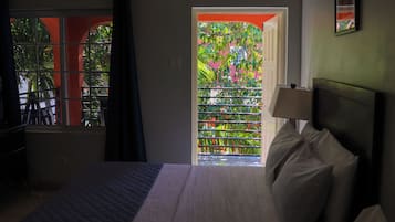 In-room safe, desk, free WiFi
