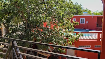 Habitación doble clásica, vista a la alberca | Terraza o patio