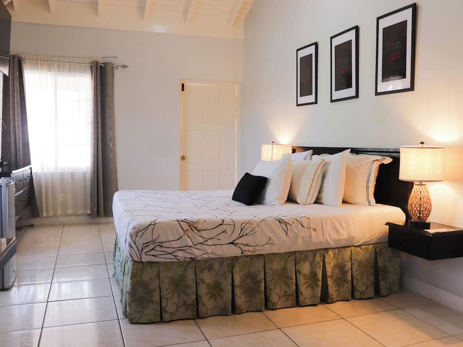 In-room safe, desk, free WiFi