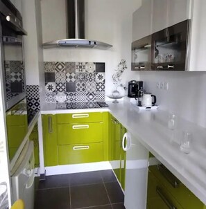 Fridge, oven, stovetop, dishwasher