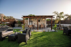 Outdoor dining - Kathys Apartment 1 in Archaggelos (Archangelos)