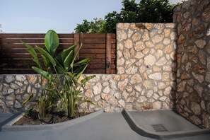 Property grounds - Kathys Apartment 1 in Archaggelos (Archangelos)