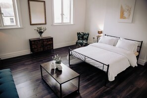 1 bedroom, free WiFi, bed sheets - Holmfirth converted bank: centre of Town (Holmfirth)