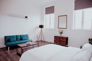1 bedroom, free WiFi, bed sheets - Holmfirth converted bank: centre of Town (Holmfirth)