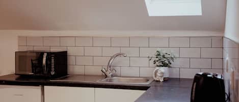Een koelkast, een magnetron, een waterkoker, een broodrooster