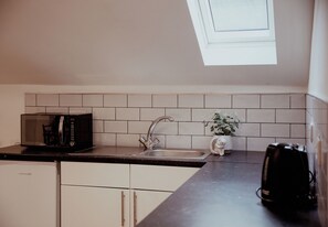 Fridge, microwave, electric kettle, toaster - Holmfirth converted bank: centre of Town (Holmfirth)