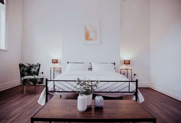 1 bedroom, free WiFi, bed sheets - Holmfirth converted bank: centre of Town (Holmfirth)