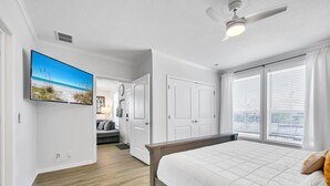 A bedroom with a bed, a ceiling fan, a TV, and a window with blinds. - ⭐Private Pool-4 Bikes-30A-Beach Access-Claddagh Cottage⭐ (Santa Rosa Beach)